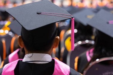 Mezuniyet töreninde diploma sertifikası alan mezunların dikiz aynası ve seçici odaklanması.