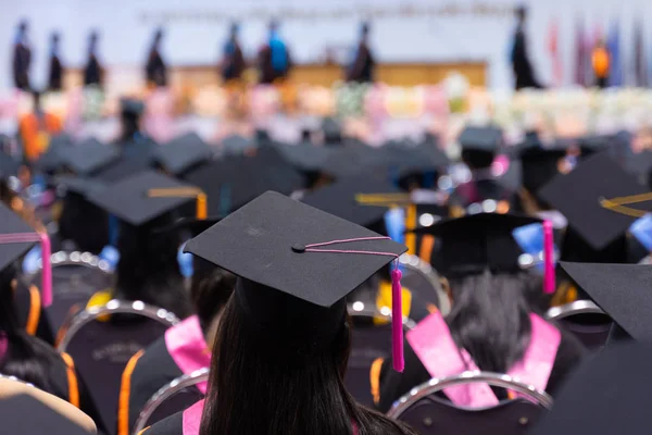 Mezuniyet töreninde diploma sertifikası alan mezunların dikiz aynası ve seçici odaklanması.
