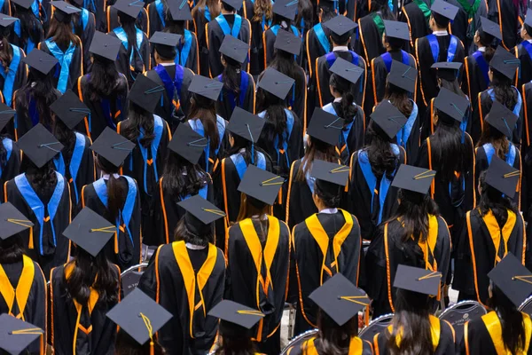 Mezuniyet töreninde diploma sertifikası alan mezunların dikiz aynası ve seçici odaklanması.