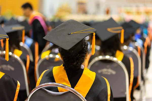 Mezuniyet töreninde diploma sertifikası alan mezunların dikiz aynası ve seçici odaklanması.