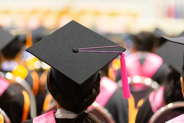 Mezuniyet töreninde diploma sertifikası alan mezunların dikiz aynası ve seçici odaklanması.