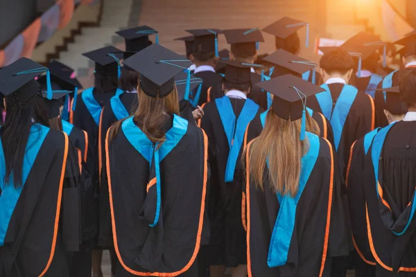Hátsó nézet és lágy szelektív fókusz a diplomások a gradu — Stock Fotó