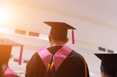 Mezuniyet törenindeki mezunların diploma sertifikası alırken dikkatli ve seçici bakışları..