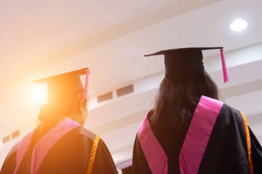 Mezuniyet törenindeki mezunların diploma sertifikası alırken dikkatli ve seçici bakışları..