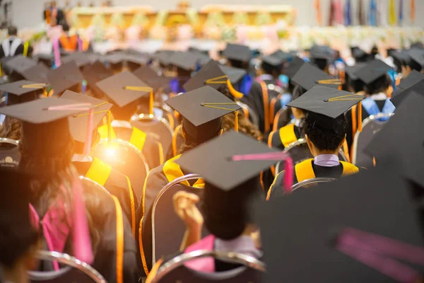 Mezuniyet törenindeki mezunların diploma sertifikası alırken dikkatli ve seçici bakışları..