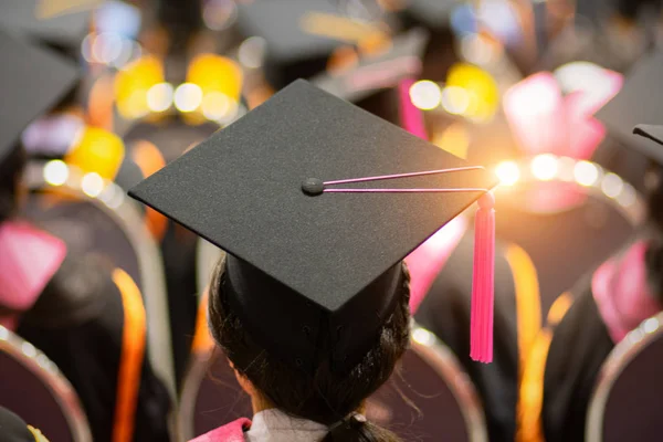 Μαλακή επιλεκτική εστίαση πίσω όψη των αποφοίτων στην τελετή έναρξης αποφοίτησης που λαμβάνουν δίπλωμα πτυχίο. — Φωτογραφία Αρχείου