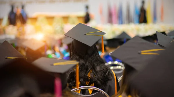 Mezuniyet törenindeki mezunların diploma sertifikası alırken dikkatli ve seçici bakışları..