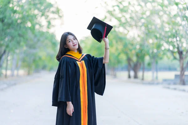 Porträtt Ung Glad Kvinna Examen Bär Akademisk Klänning Innehav Examen — Stockfoto