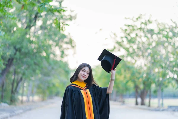 Retrato Una Joven Alegre Graduada Vestida Con Una Bata Académica — Foto de Stock