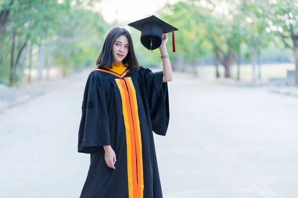 Retrato Una Joven Alegre Graduada Vestida Con Una Bata Académica —  Fotos de Stock