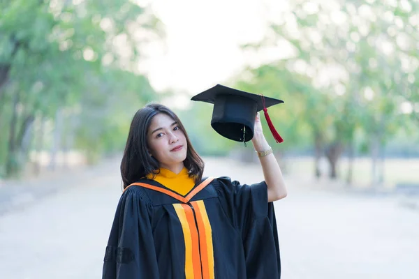 Retrato Jovem Graduado Feminino Alegre Vestindo Vestido Acadêmico Segurando Tampa — Fotografia de Stock