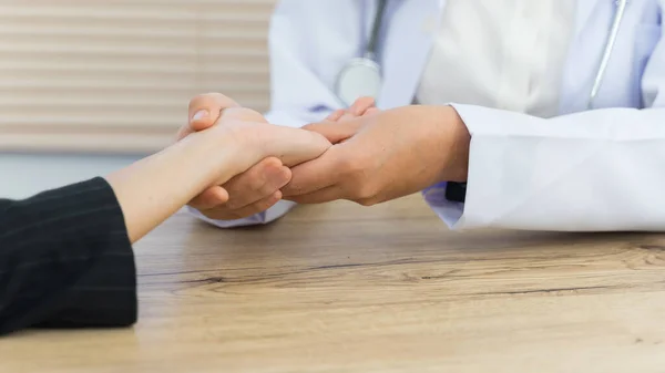 Close Médico Segurando Mãos Paciente Fazendo Exame Médico Básico Diagnóstico — Fotografia de Stock