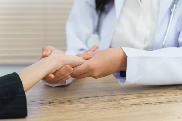 Close Médico Segurando Mãos Paciente Fazendo Exame Médico Básico Diagnóstico — Fotografia de Stock