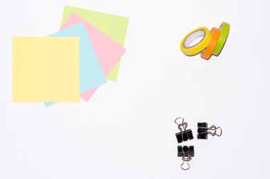 Beyaz arka plan üzerinde izole notu sopa