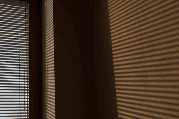 Sombra de persiana veneciana en la pared, sombra de sujeto en la pared, papel pintado de sombra, sombra. La luz cae sobre un sujeto y crea sombras en el fondo de pantalla en la habitación . —  Fotos de Stock