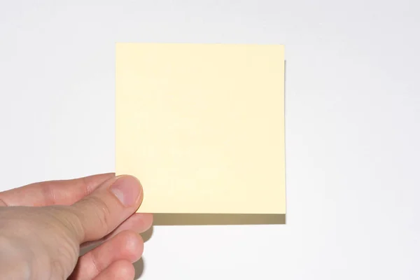 Beyaz arka plan üzerinde izole Not sopa. Sarı Not beyaz arka plan üzerinde el ile — Stok fotoğraf