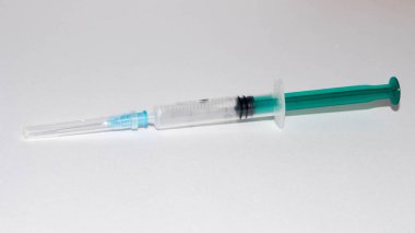 Beyaz arka plan üzerinde izole plastik tıbbi şırınga. İlaçlar tablet ve kapsül.