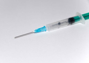 Beyaz arka plan üzerinde izole plastik tıbbi şırınga. İlaçlar tablet ve kapsül.