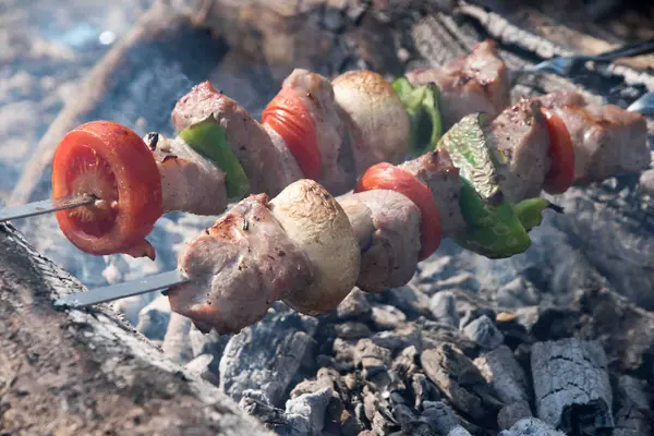 Le fette succose di carne con salsa si preparano in fuoco. — Foto Stock