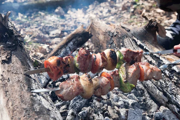 Saftige Fleischscheiben mit Soße auf Feuer zubereiten. — Stockfoto