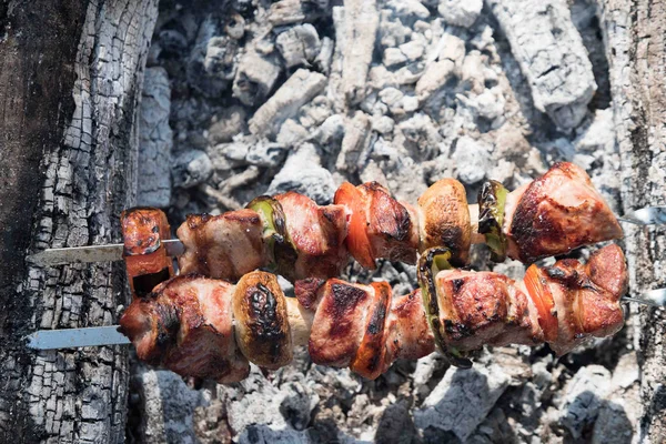 Le fette succose di carne con salsa si preparano in fuoco. — Foto Stock