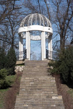 Parktaki çardak.