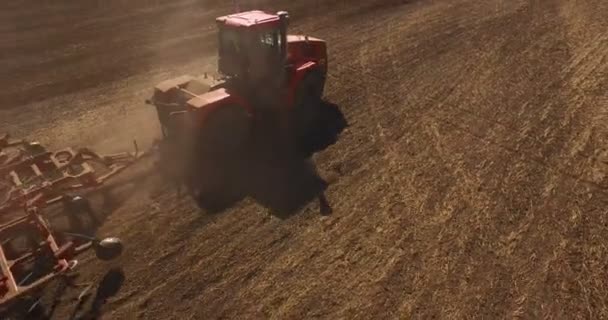 Aérien du tracteur sur le champ de récolte 