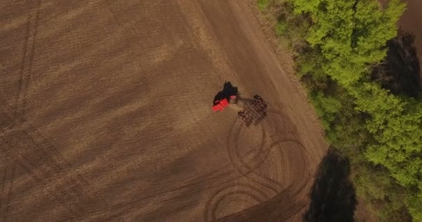 拖拉机在收获田上的空中 — 图库视频影像