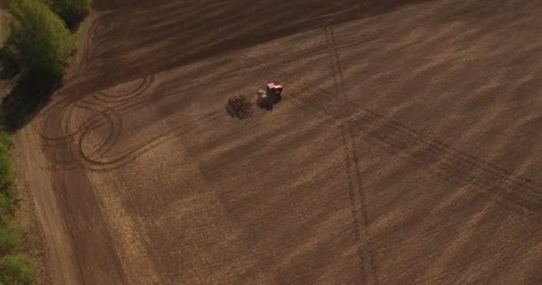 拖拉机在收获田上的空中 — 图库视频影像