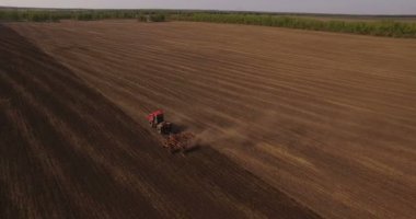 Hasat alanında traktör havası