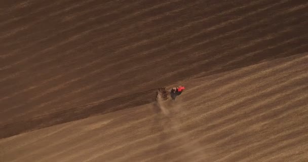 Luchtfoto van de trekker op het oogstveld — Stockvideo