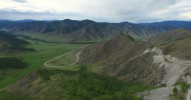 Dağlarda yol üzerinde uçan