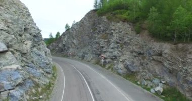 Dağlarda yol üzerinde uçan