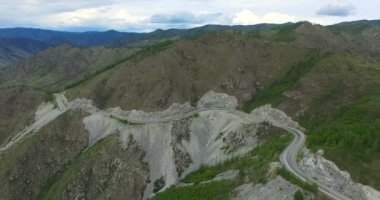 Dağlarda yol üzerinde uçan