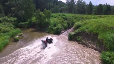 Çamur ile ATV yarış. Nehri