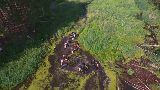 Course de boue avec VTT Groupe traversant les marais — Video