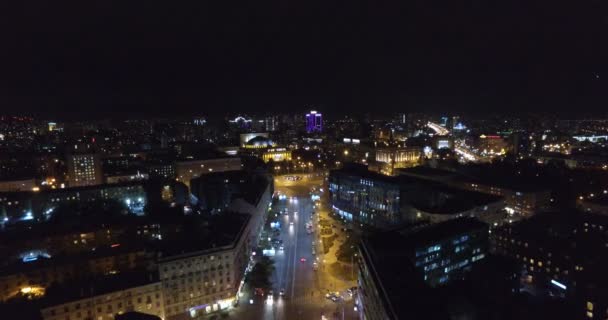 Nachtelijke luchtfoto shot van de stad van Novosibirsk — Stockvideo