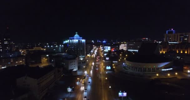 Nachtelijke luchtfoto shot van de stad van Novosibirsk — Stockvideo