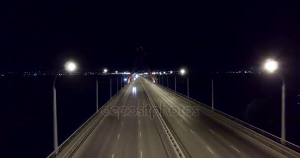 НОВОСИБИРСК, РОССИЯ - 14 ноября 2016 года: Движение по современному шоссе через новый Бугринский мост ночью — стоковое видео
