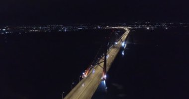 Novosibirsk, Rusya - 14 Kasım 2016: Rating gece yeni Bugrinsky Köprüsü aracılığıyla modern karayolu üzerinde