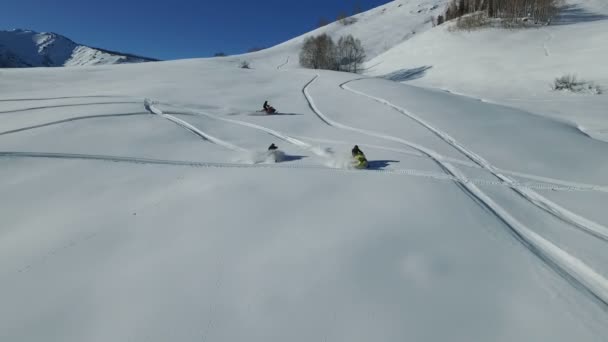Kar motosikletleri ücretleri bir dağ toz karda aşağı — Stok video
