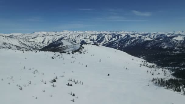 Picos de montaña nevados — Vídeo de stock