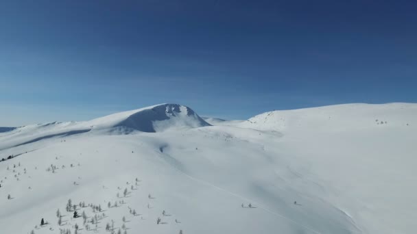 Karla kaplı dağ zirveleri — Stok video