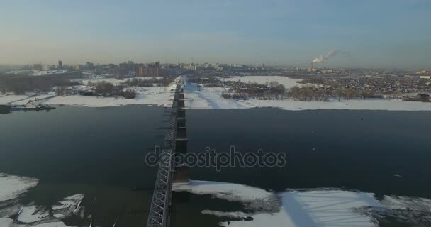 Ponte através do rio Ob em Novosibirsk — Vídeo de Stock