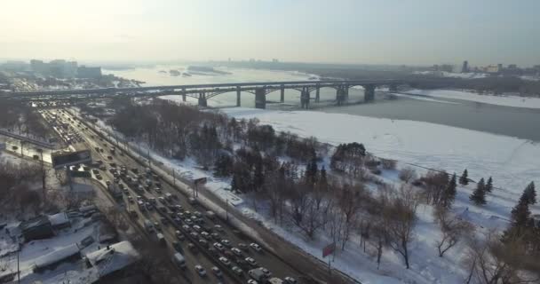 Vista general de la ciudad de Novosibirsk en un día helado — Vídeo de stock