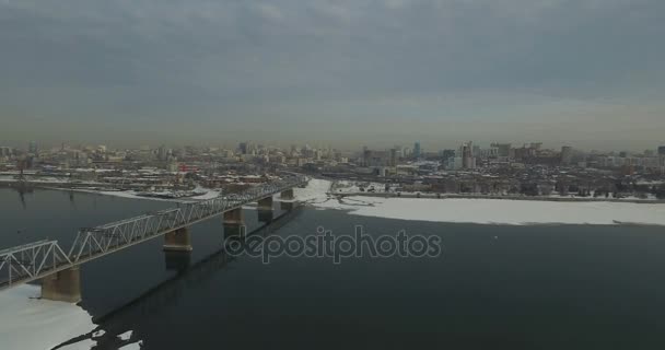 नोवोसिबिर्स्क में ओबी नदी के माध्यम से पुल — स्टॉक वीडियो
