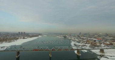 Novosibirsk, Rusya - 22 Kasım 2016: Köprü Ob Nehri