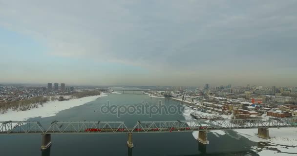 NOVOSIBIRSK, RUSSIA - 22 November 2016: Jembatan melalui sungai Ob — Stok Video