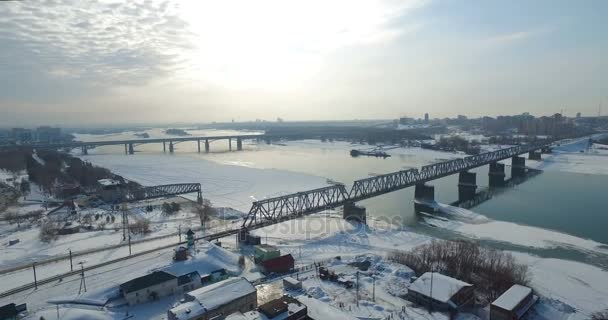 Bro genom Ob floden i Novosibirsk — Stockvideo