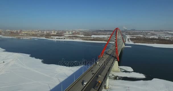 Novosibirsk, Rusko - 22. listopadu 2016: Provoz na Bugrinsky mostě — Stock video